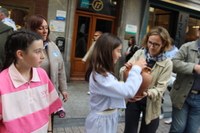 Euskararen aldeko olatua irudikatuta, eskurik esku joan da gantxilla Urkizutik Untzagara