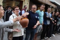 Euskararen aldeko olatua irudikatuta, eskurik esku joan da gantxilla Urkizutik Untzagara