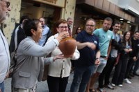 Euskararen aldeko olatua irudikatuta, eskurik esku joan da gantxilla Urkizutik Untzagara