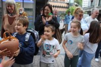 Euskararen aldeko olatua irudikatuta, eskurik esku joan da gantxilla Urkizutik Untzagara