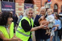 Euskararen aldeko olatua irudikatuta, eskurik esku joan da gantxilla Urkizutik Untzagara
