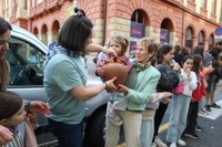 Euskararen aldeko olatua irudikatuta, eskurik esku joan da gantxilla Urkizutik Untzagara