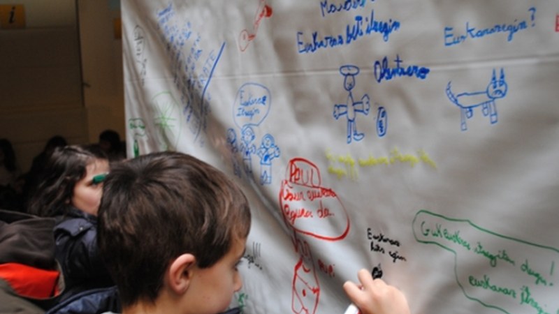 Euskararen Eguna ospatzeko ekitaldiek aurrera diraute