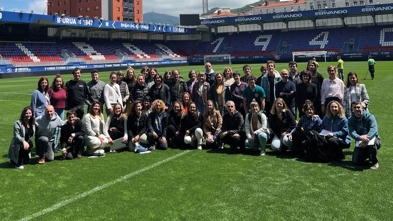 Euskararen sozializazioa eta transmisioa zelai erdian