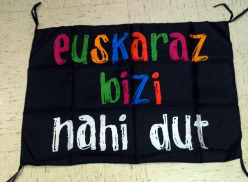 Euskaraz Bizi Nahi Dut banderolak 3 eurotan salgai