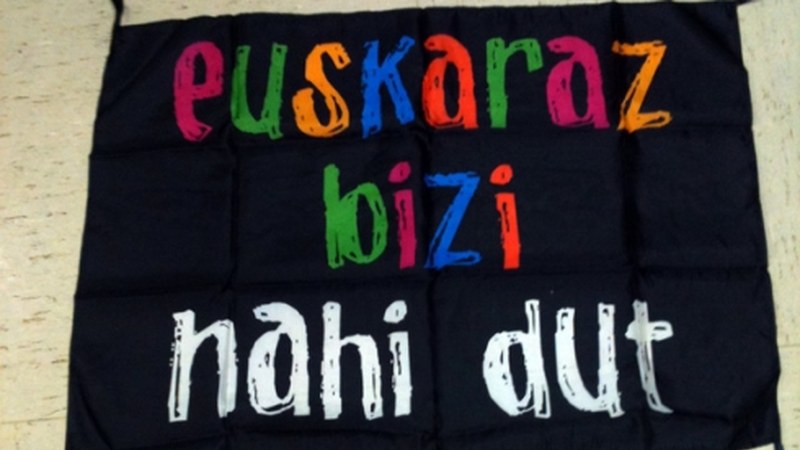 Euskaraz Bizi Nahi Dut banderolak 3 eurotan salgai