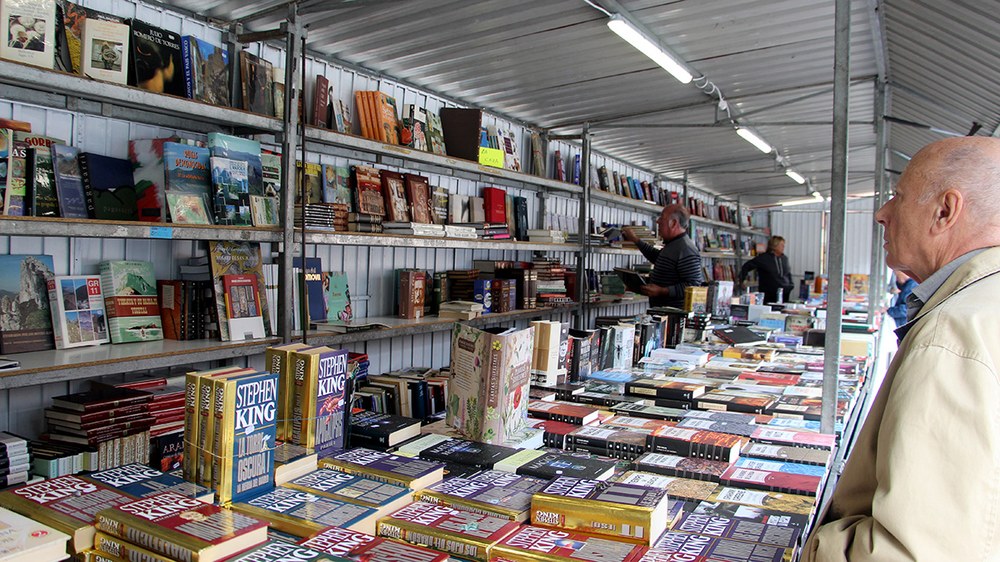 Gaur zabaldu duten Liburu Azokak azken nobedadeak %10eko deskontuarekin eskainiko ditu hilaren 17ra arte