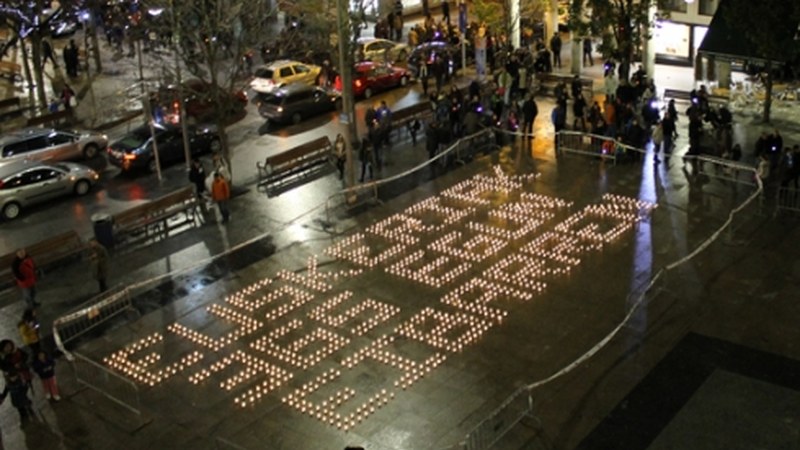 Euskeraren Eguneko goiburua kandelekin irudikatu da