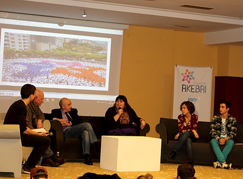 Euskerari buruzko hamaika kontu interesgarri esan ziren AKEBAI-k antolatutako mahai-inguruan