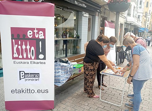 Euskeraz Primeran! antzara-jokoa eramango du goizero ...eta kitto!-k Udako Merkealdien Azokara