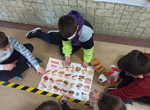 Euskeraz primeran! posterrak ikastetxeetan eta euskaltegietan ere banatu ditu ...eta kitto!-k