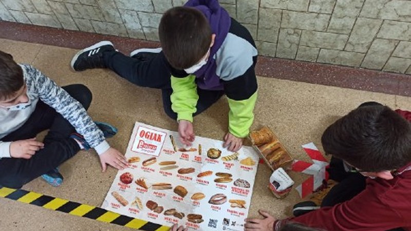 Euskeraz primeran! posterrak ikastetxeetan eta euskaltegietan ere banatu ditu ...eta kitto!-k