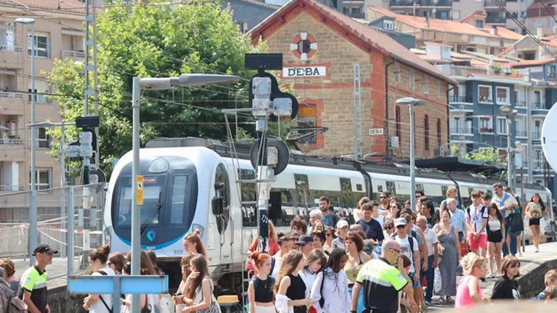 Euskotrenek Debarekiko loturak indartu ditu udarako