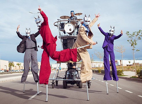 Familia osoarentzat kale-ikuskizuna eskainiko dute zapatuan The Fam antzerki taldekoek