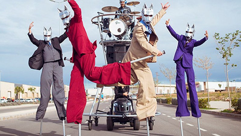 Familia osoarentzat kale-ikuskizuna eskainiko dute zapatuan The Fam antzerki taldekoek