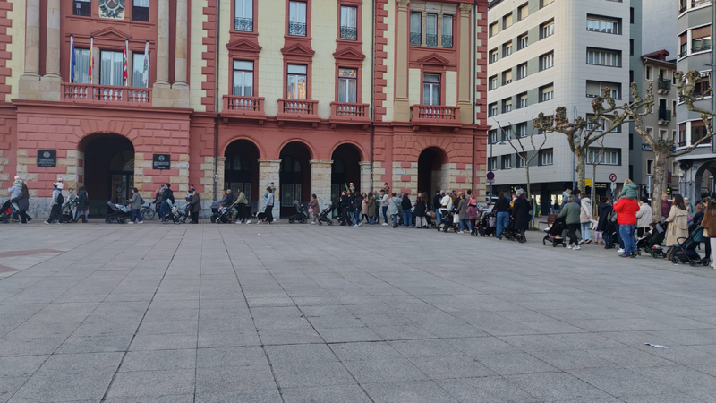 Dozenaka familiek haurreskoletan plaza nahikorik ez dagoela salatu dute