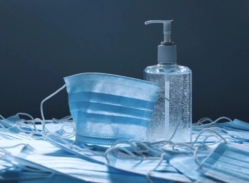 Farmazietan gel eta maskarak ez erostea eskatu dute