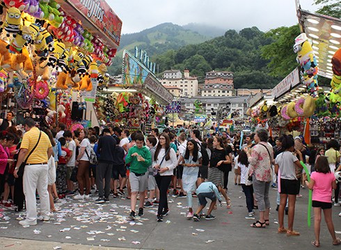 Ferialarien Elkargoak idatzia bidali dio Udalari matxuratutako barrakaren inguruan azalpenak eman eta barkamena eskatzeko