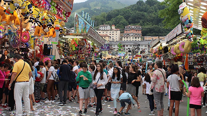 Ferialarien Elkargoak idatzia bidali dio Udalari matxuratutako barrakaren inguruan azalpenak eman eta barkamena eskatzeko