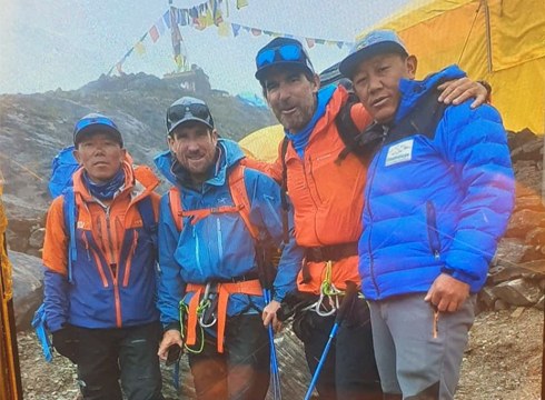 Fernando Errekalde alpinistak Manaslu igotzea lortu du, zortzimilako bat egiten duen lehen eibartarra bilakatuz