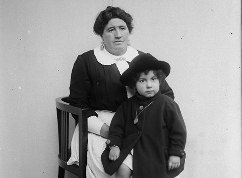 Fernando Serranok gure herrian etxeko lanetan jardundakoen bilakaera eman du argitara