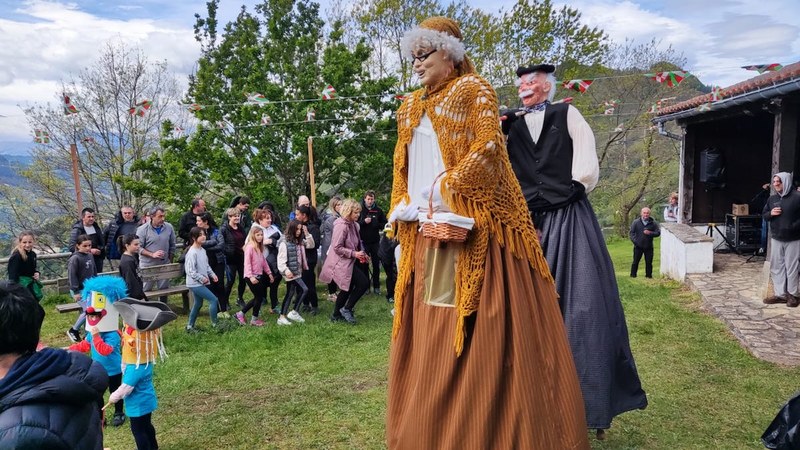 Festa hotsak entzungo dira asteburuan Santa Kurutzen