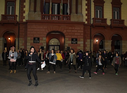 Flashmoba Untzagan dantzatuta ospatu da Emakumeen Nazioarteko Eguna gurean