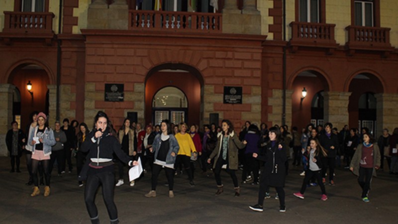 Flashmoba Untzagan dantzatuta ospatu da Emakumeen Nazioarteko Eguna gurean