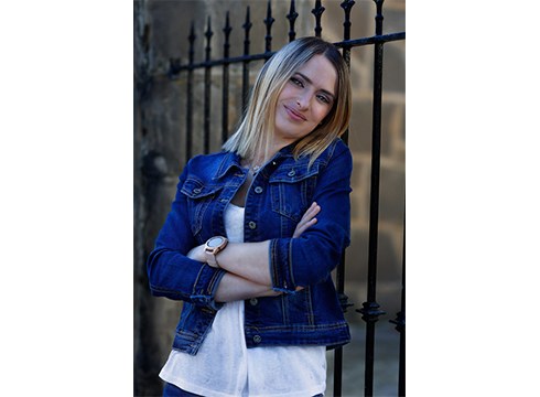 Flutura Aliko, Albaniatik iritsi den tximeleta