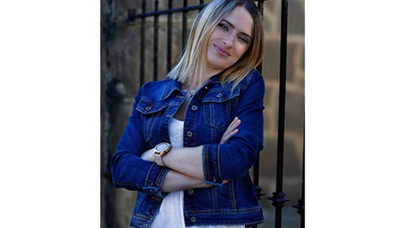 Flutura Aliko, Albaniatik iritsi den tximeleta