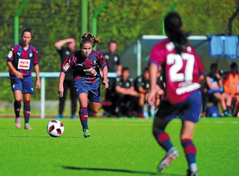 Foballeko emakumezkoen lehen taldea denboraldiko partiduaren aurrean