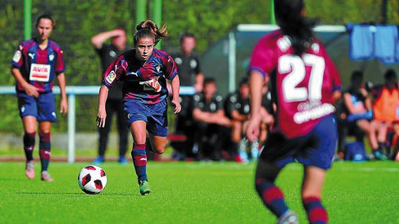 Foballeko emakumezkoen lehen taldea denboraldiko partiduaren aurrean