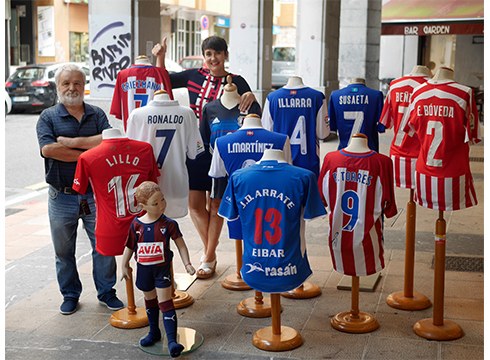 Foballeko izarren kamisetak Amañako Jaien alde