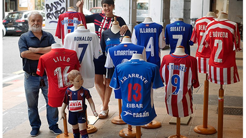 Foballeko izarren kamisetak Amañako Jaien alde