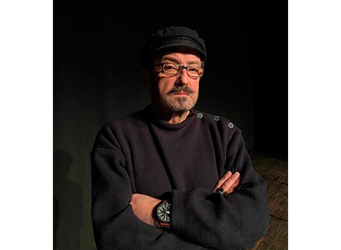 Fran Lasuen, musikaria: “Antzerkian edo zinean musika egiteko prozesua kolektiboagoa da”