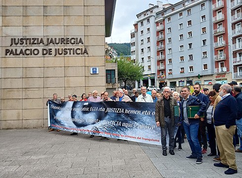 Frankismoaren krimenen kontrako kereilan aurrera egitea erabaki dute Udalak eta euskal plataformak