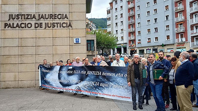 Frankismoaren krimenen kontrako kereilan aurrera egitea erabaki dute Udalak eta euskal plataformak