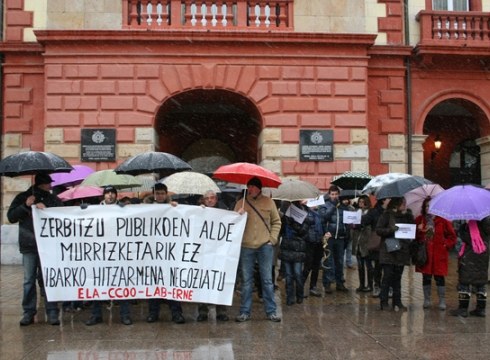 Funtzionarioak murrizketen kontra protestan