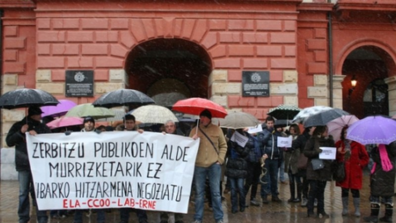 Funtzionarioak murrizketen kontra protestan