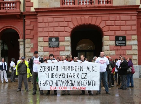 Funtzionarioek murrizketen kontrako protestekin jarraitzen dute