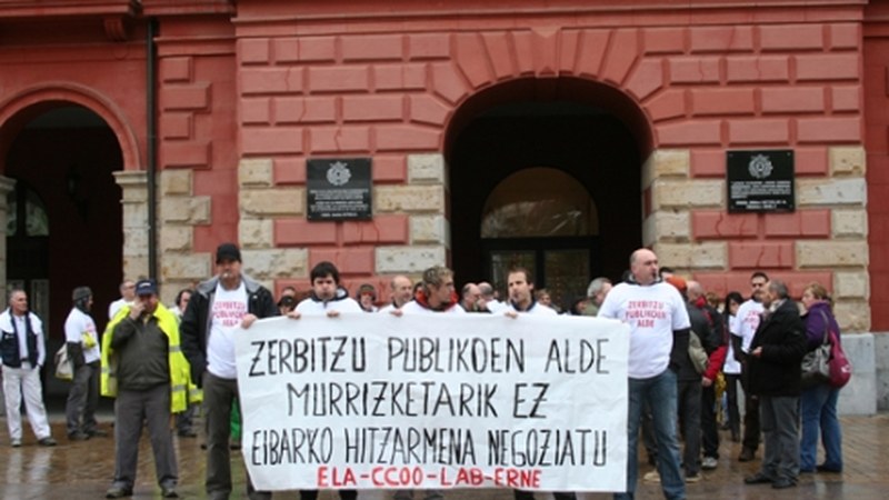 Funtzionarioek murrizketen kontrako protestekin jarraitzen dute