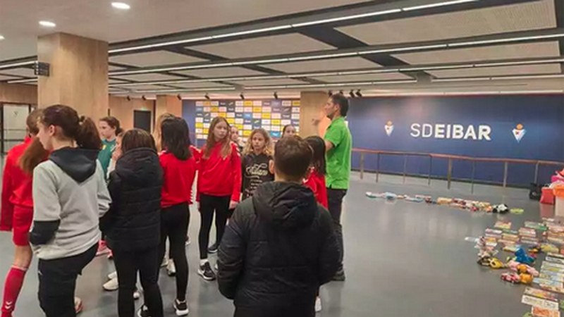 Futbol Eskolako taldeen arteko truke-merkatu iraunkorra sustatu dute Ipuruan