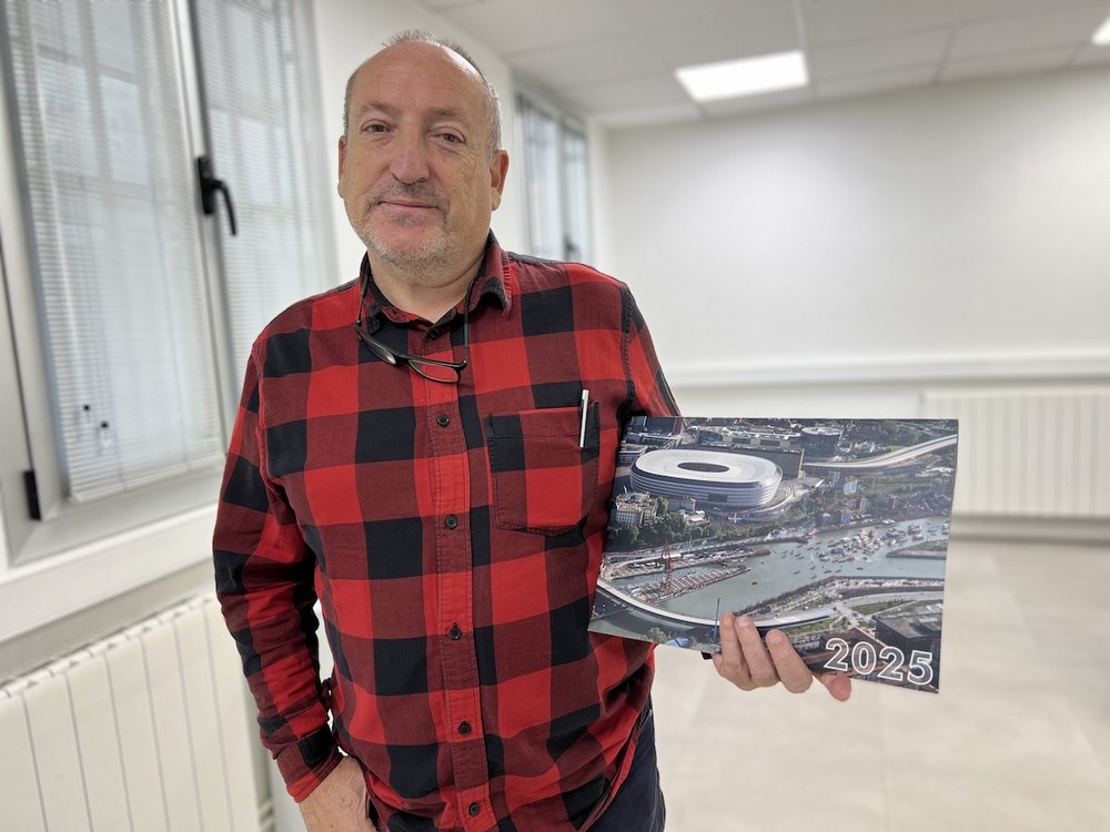 Gabarraren eguneko irudiak jasotzen dituen egutegia salgai