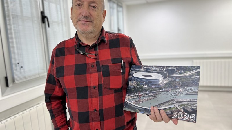 Gabarraren eguneko irudiak jasotzen dituen egutegia salgai