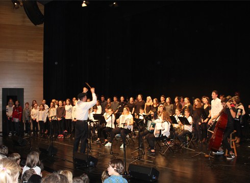 Gabonetako kontzertu aparta eskaini zuten atzo Eibarko musikari gazteek Coliseoan