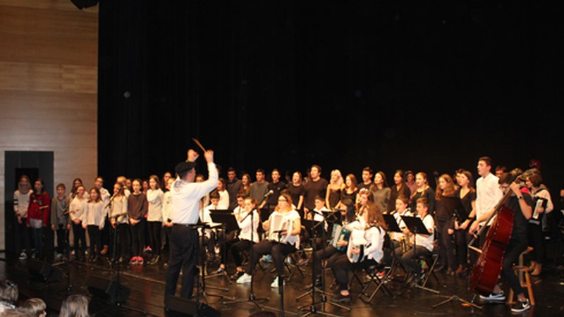 Gabonetako kontzertu aparta eskaini zuten atzo Eibarko musikari gazteek Coliseoan