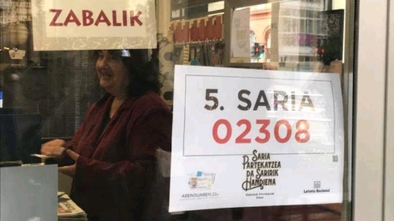 Gabonetako Loteriaren azken bosgarren sarietako bat Eibarren saldu da