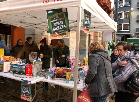 Gabonetan umeei banatzeko jostailu bilketa egingo dute gaur Untzagan