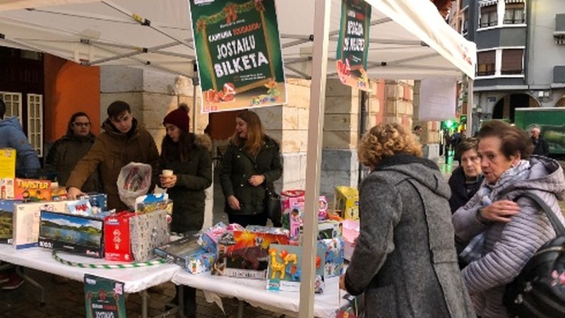 Gabonetan umeei banatzeko jostailu bilketa egingo dute gaur Untzagan