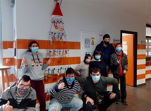 Gabonetarako apaingarri ederrak egin dituzte Eibar BHI-ko ZIG gelako ikasleek